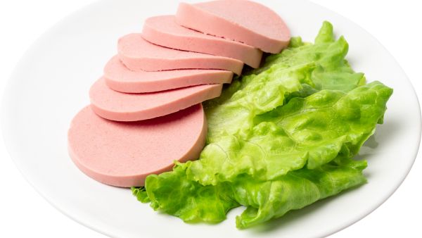 اللانشون: أخطر اللحوم المصنعة على صحة الأطفال والبالغين – أضرار، مكونات مسرطنة، بدائل آمنة